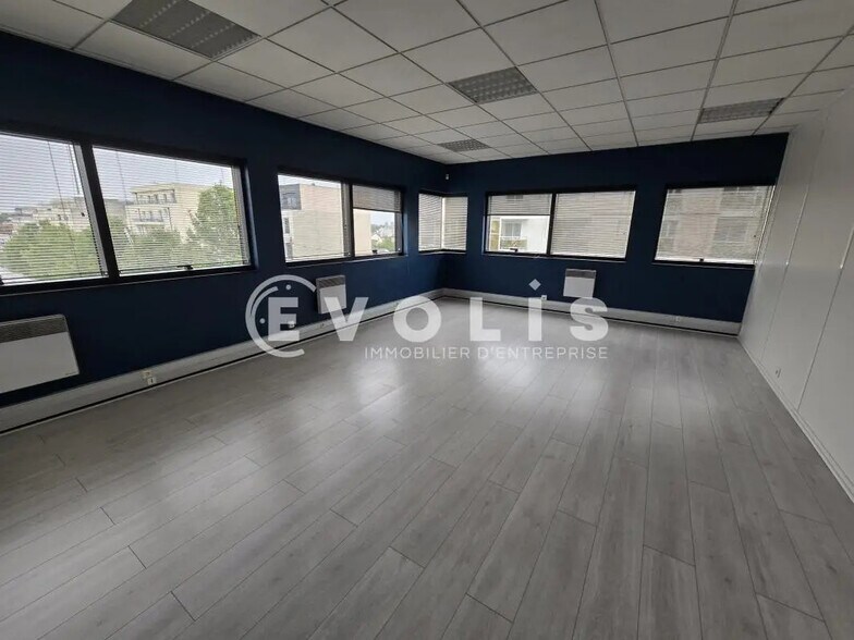 Bureau dans Chilly-Mazarin à louer - Photo intérieure – Image 2 sur 11