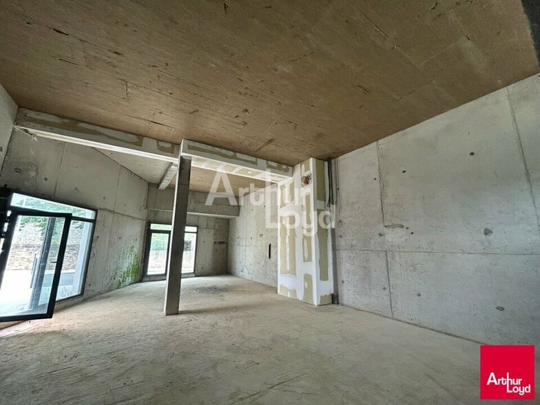 Local commercial dans Brécé à vendre - Photo intérieure – Image 3 sur 4