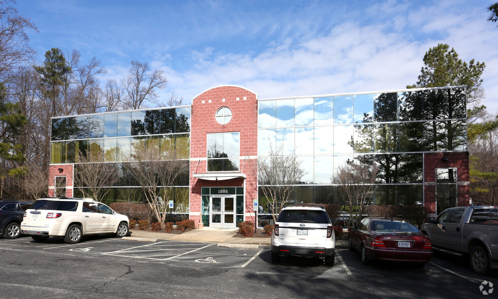 1808 Coyote Dr, Chester, VA à louer - Photo de l’immeuble – Image 2 sur 9