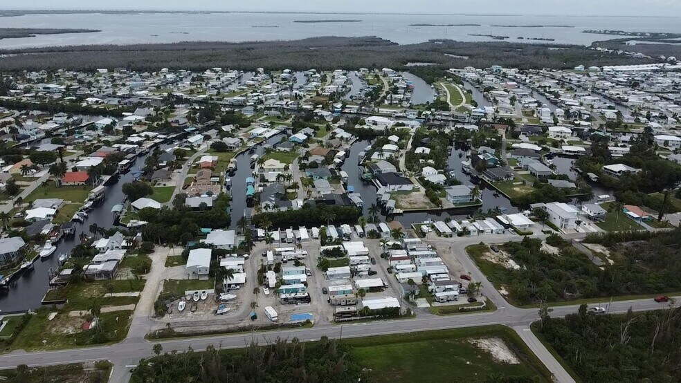 2581 Oleander St, Saint James City, FL à vendre - Photo de l’immeuble – Image 2 sur 7