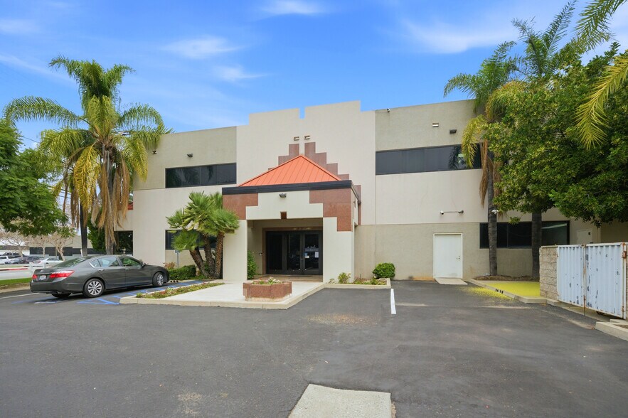 910 N Amelia Ave, San Dimas, CA à louer - Photo de l’immeuble – Image 2 sur 56