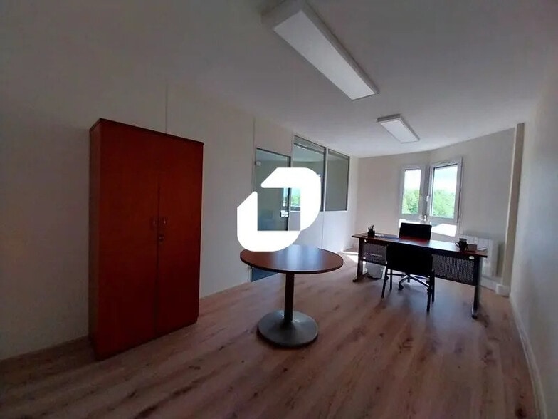 Bureau dans Rambouillet à louer - Photo de l’immeuble – Image 2 sur 12