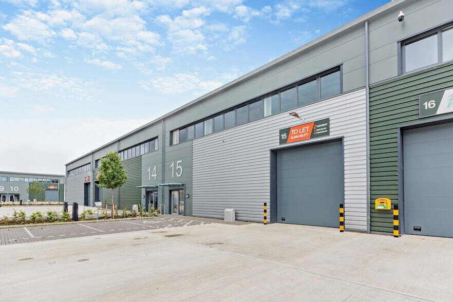 College Rd, Aylesbury à louer - Photo de l’immeuble – Image 3 sur 5