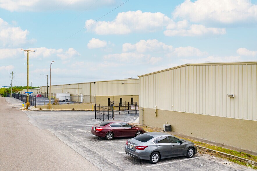 5146-5283 Le Tourneau Cir, Tampa, FL à louer - Photo de l’immeuble – Image 2 sur 10