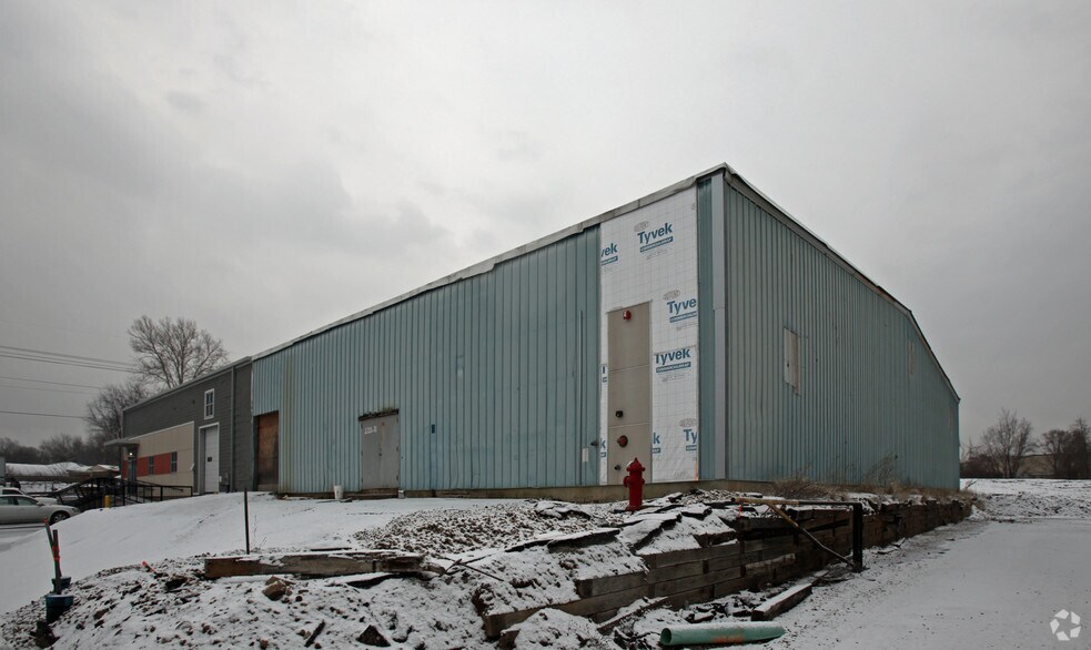 220 Millwell Dr, Maryland Heights, MO à louer - Photo de l’immeuble – Image 3 sur 6