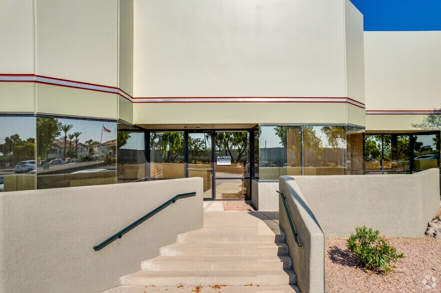 9831 S 51st St, Phoenix, AZ à louer - Photo de l’immeuble – Image 3 sur 8