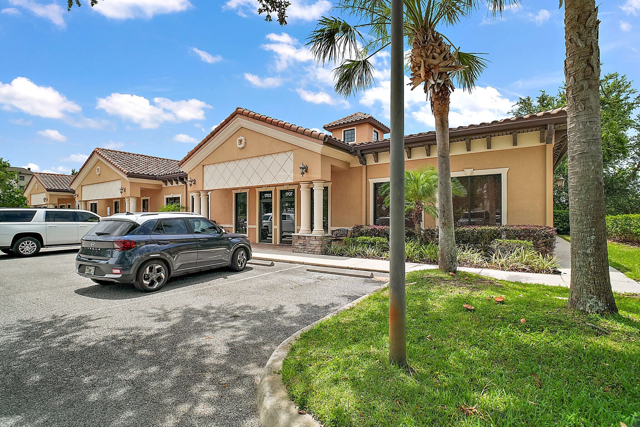 1691-1707 Mayo Dr, Tavares, FL à louer Photo de l’immeuble– Image 1 sur 42
