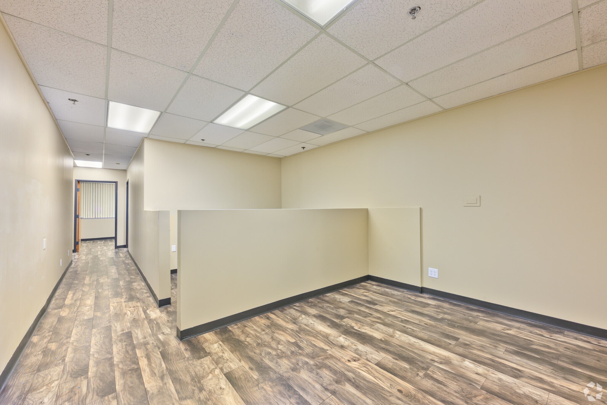225 W Hospitality Ln, San Bernardino, CA à louer Photo intérieure– Image 1 sur 4