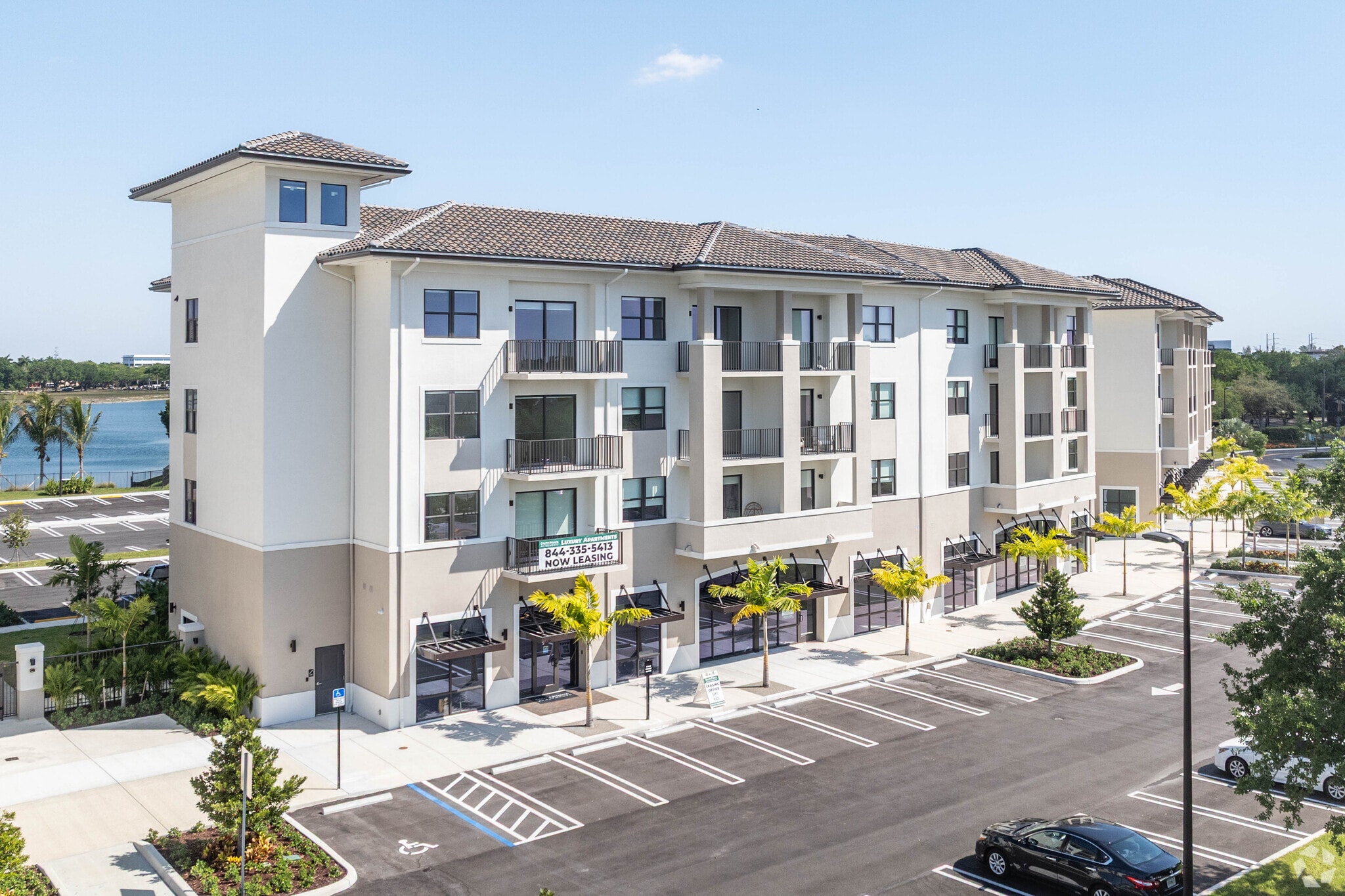 8205 Commerce, Miami Lakes, FL à louer Photo principale– Image 1 sur 68