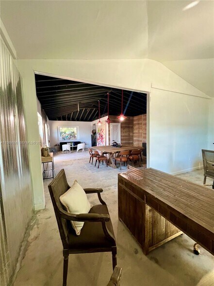 650 NW 33rd St, Miami, FL à louer - Photo de l’immeuble – Image 3 sur 7