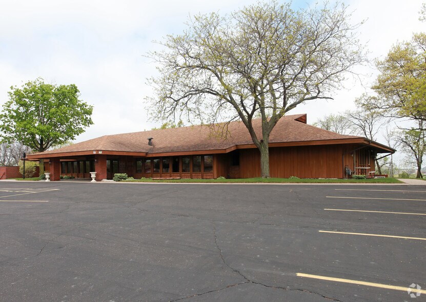 1030 Oak Ridge Dr, Eau Claire, WI à louer - Photo principale – Image 1 sur 3