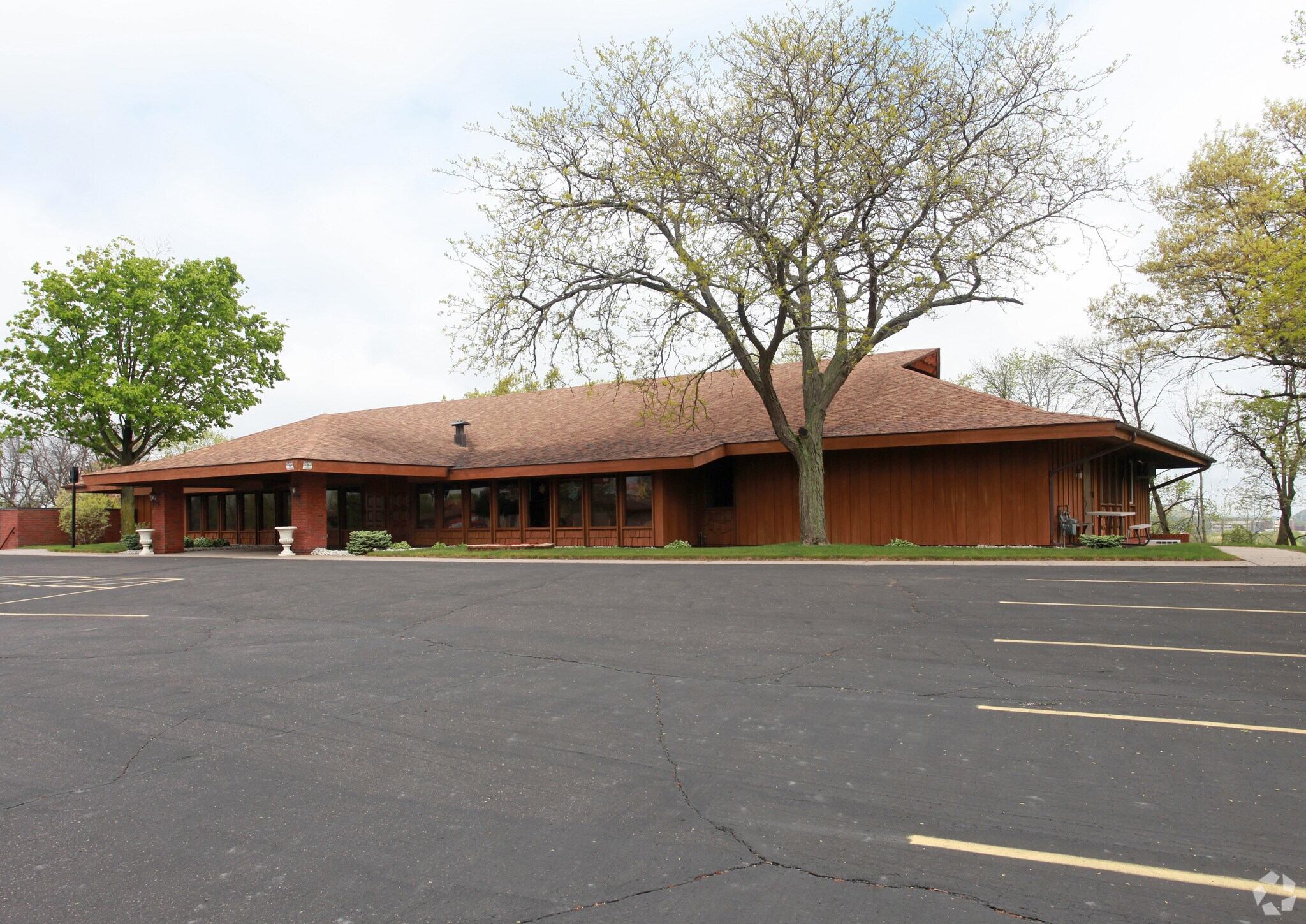 1030 Oak Ridge Dr, Eau Claire, WI à louer Photo principale– Image 1 sur 4