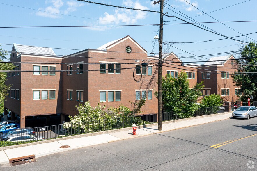 870 Palisade Ave, Teaneck, NJ à louer - Photo de l’immeuble – Image 1 sur 4
