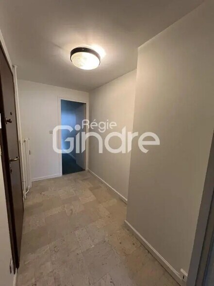 Local d’activités dans Villeurbanne à louer - Photo de l’immeuble – Image 1 sur 21