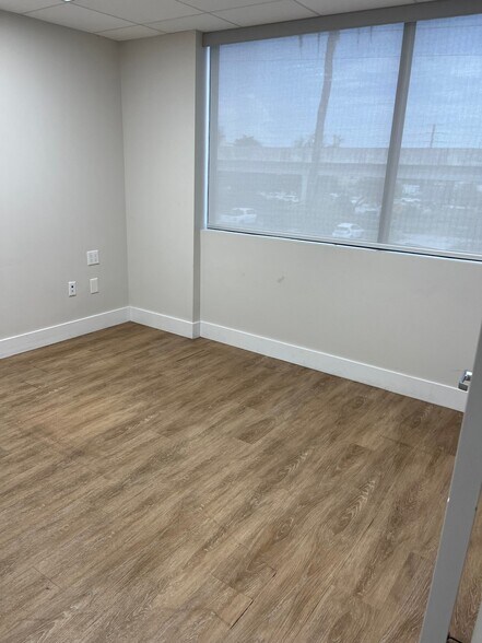 4675 Ponce De Leon Blvd, Coral Gables, FL à louer - Photo intérieure – Image 3 sur 26