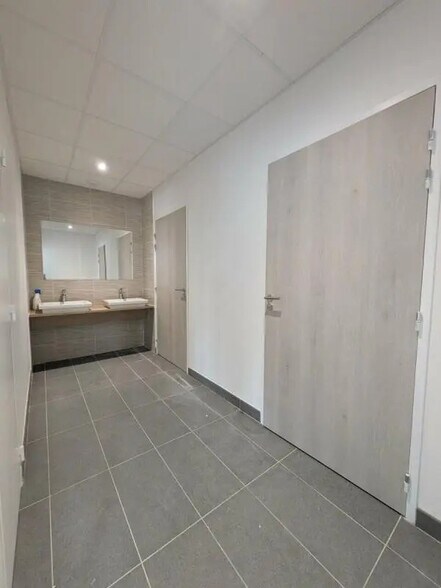 Bureau dans Saint-Martin-du-Vivier à louer - Photo de l’immeuble – Image 3 sur 4