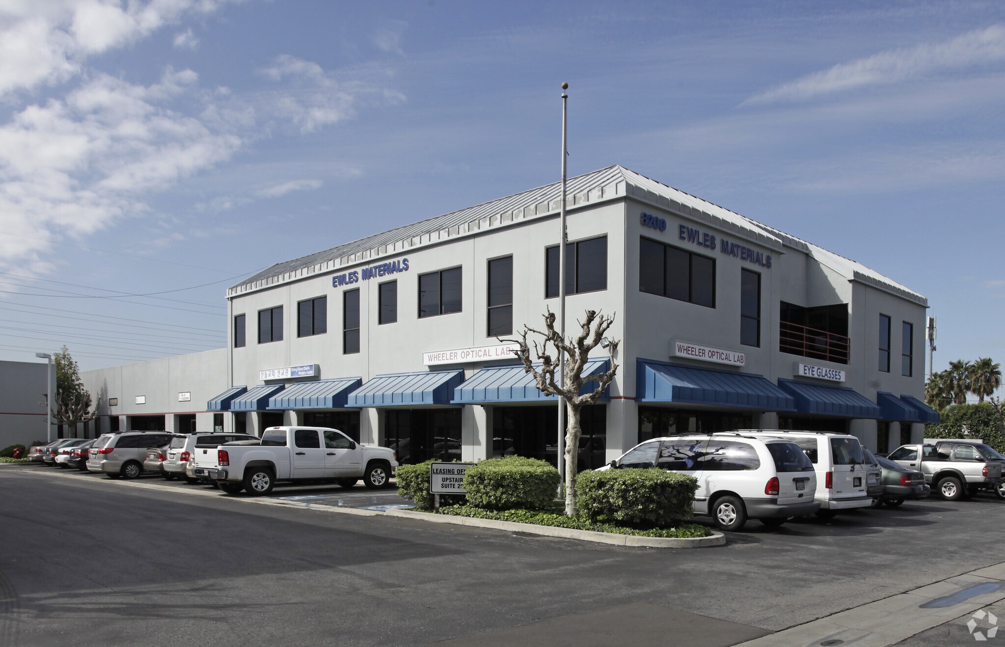 8200-8220 Katella Ave, Stanton, CA à louer Photo de l’immeuble– Image 1 sur 3