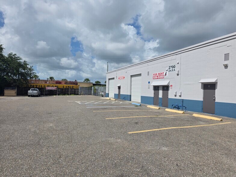2700 23rd St N, Saint Petersburg, FL à louer - Photo de l’immeuble – Image 3 sur 4