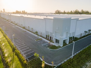 12200 NW 25th St, Miami, FL à louer Photo intérieure– Image 2 sur 9