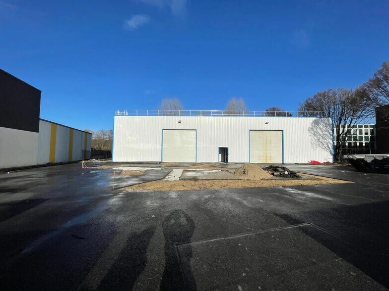 Local d’activités dans Colombes à louer - Photo de l’immeuble – Image 2 sur 11