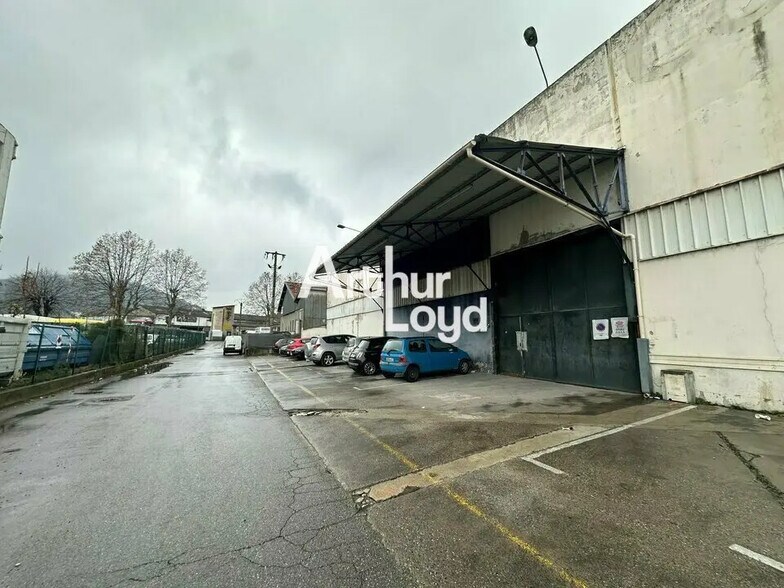 Local d’activités dans La Trinité à louer - Photo de l’immeuble – Image 2 sur 2