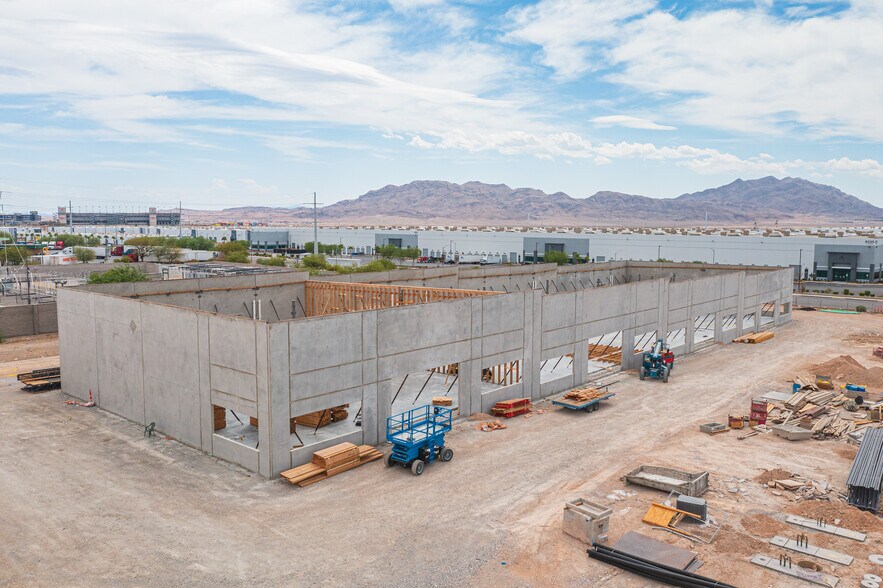 6520 Centennial Pky, Las Vegas, NV à louer - Photo de l’immeuble – Image 2 sur 5