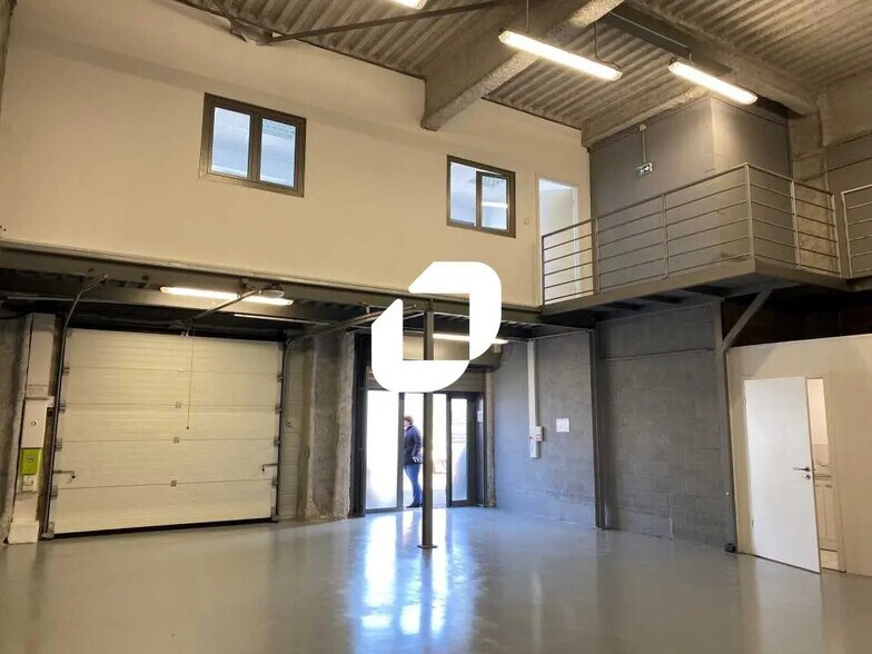 Local d’activités dans Villeneuve-la-Garenne à louer - Photo de l’immeuble – Image 2 sur 7