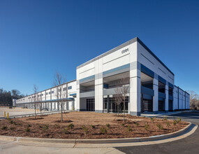 5001 N Commerce Dr, College Park, GA à louer Photo de l’immeuble– Image 2 sur 5