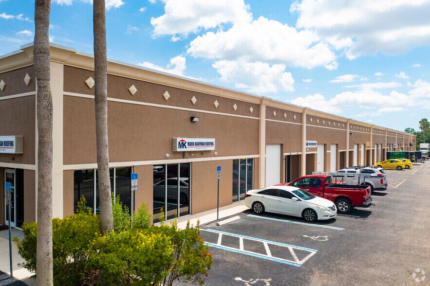 1001 Corporate Ave, North Port, FL à louer - Photo de l’immeuble – Image 2 sur 8
