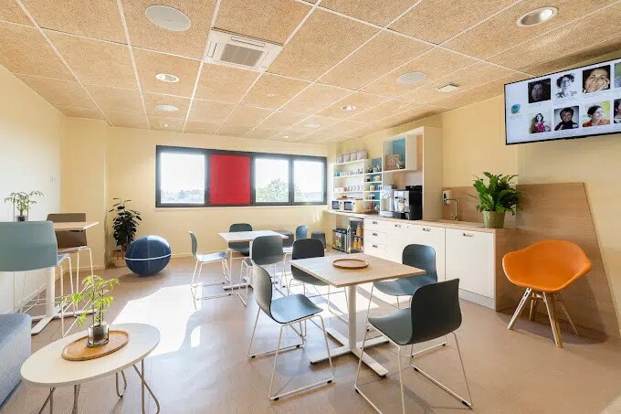 244 Rue Du Point Du Jour, Saint-Denis-lès-Bourg à louer - Photo de l’immeuble – Image 2 sur 9