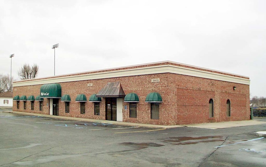 30655-30657 Hoover Rd, Warren, MI à louer - Photo de l’immeuble – Image 1 sur 9