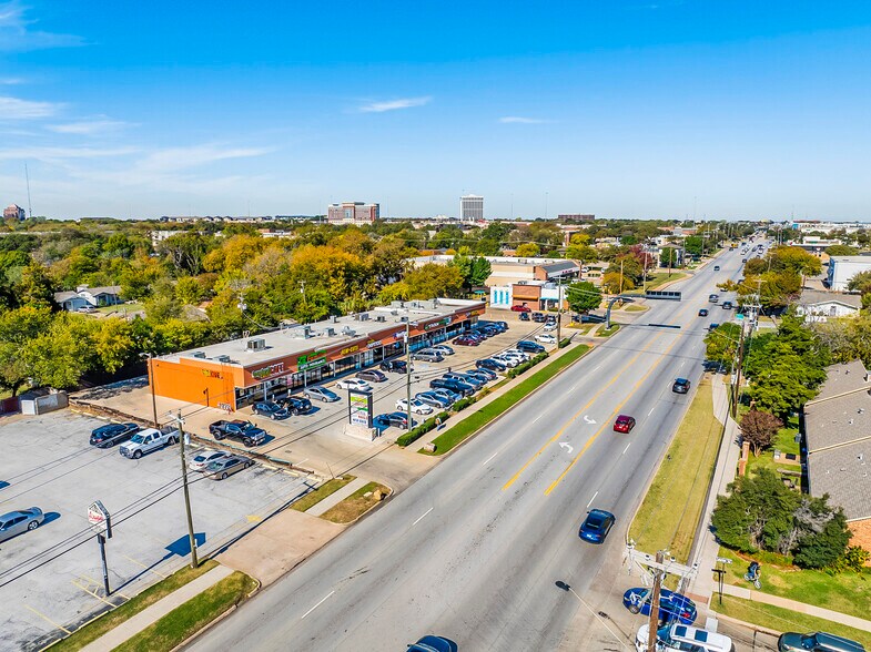 1108-1116 N Collins St, Arlington, TX à louer - Photo de l’immeuble – Image 2 sur 4