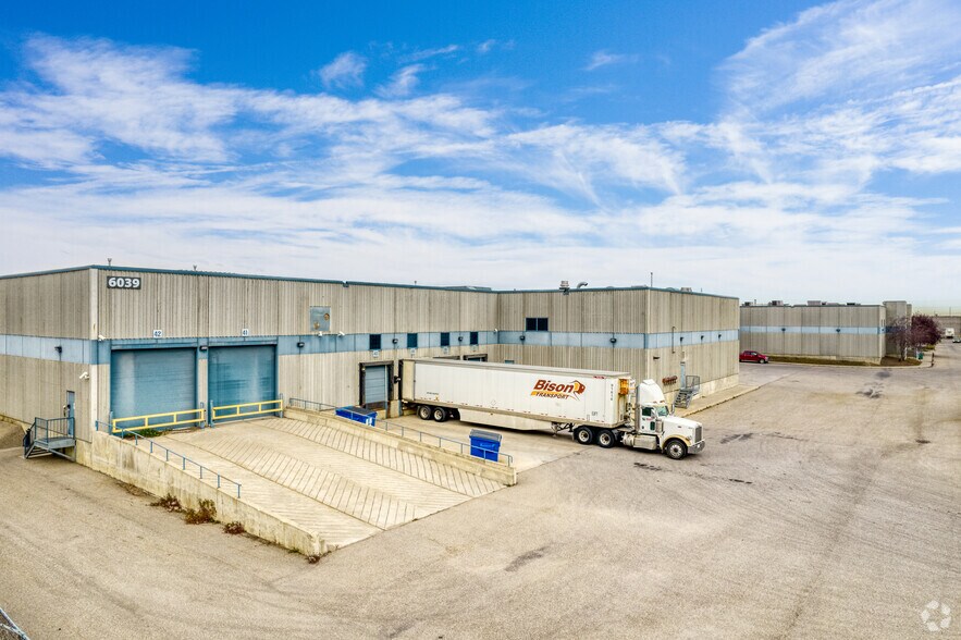 5811-6025 46th St SE, Calgary, AB à louer - Photo de l’immeuble – Image 3 sur 5