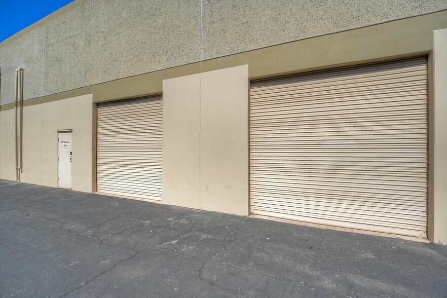 2221 Las Palmas Dr, Carlsbad, CA à louer - Photo de l’immeuble – Image 1 sur 7