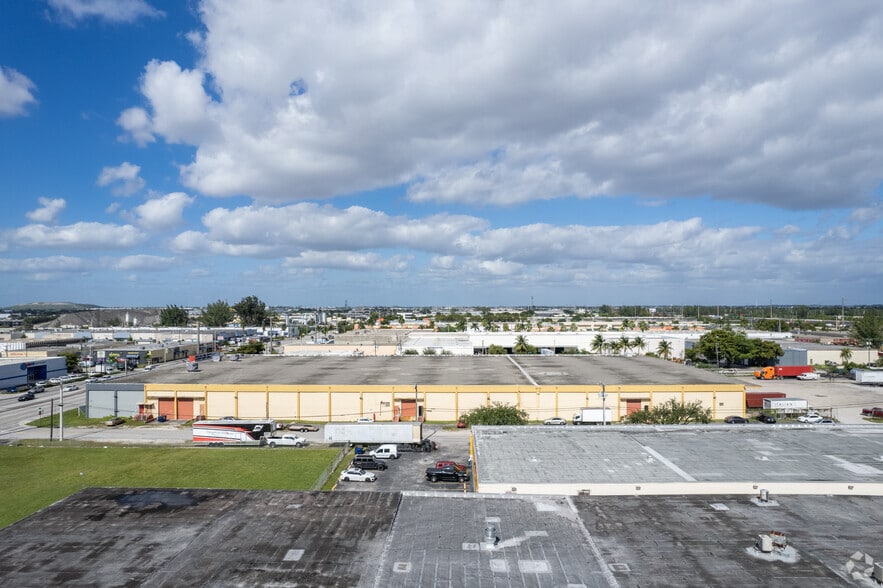 4225 NW 72nd Ave, Miami, FL à louer - Photo de l’immeuble – Image 2 sur 8