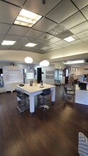 3961 E Chandler Blvd, Phoenix, AZ à louer Photo intérieure– Image 2 sur 7