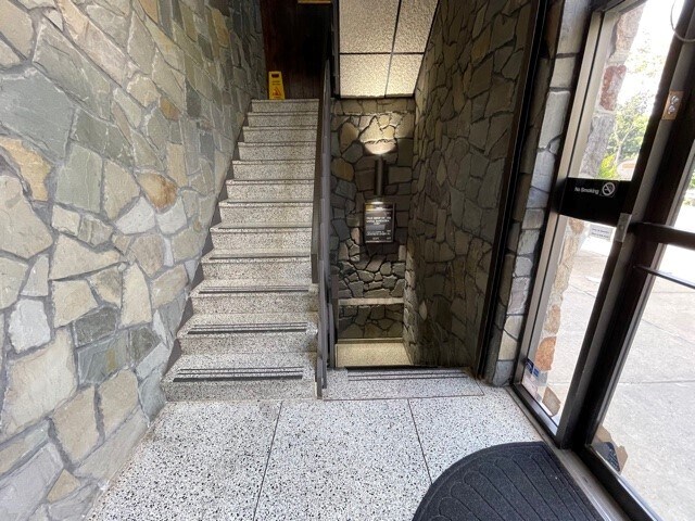 66-00 Long Island Expy, Maspeth, NY à louer - Hall d’entrée – Image 2 sur 13