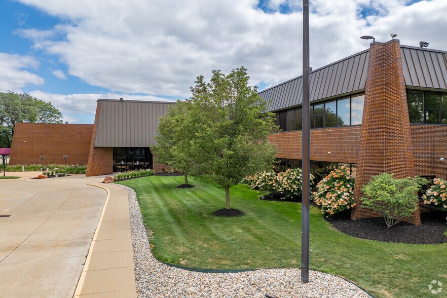 876 Horace Brown Dr, Madison Heights, MI à vendre - Photo de l’immeuble – Image 1 sur 1