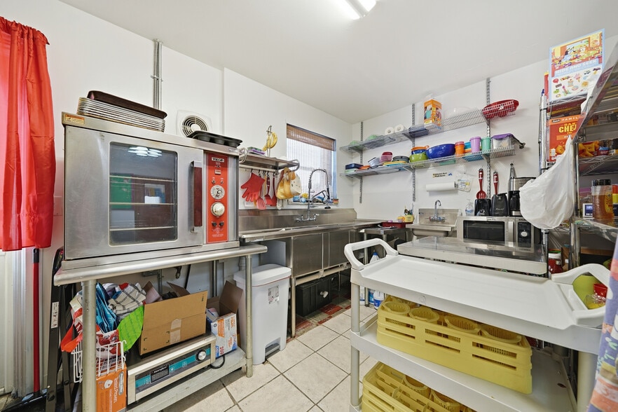 250 Winckles St, Elyria, OH à vendre - Photo intérieure – Image 2 sur 35