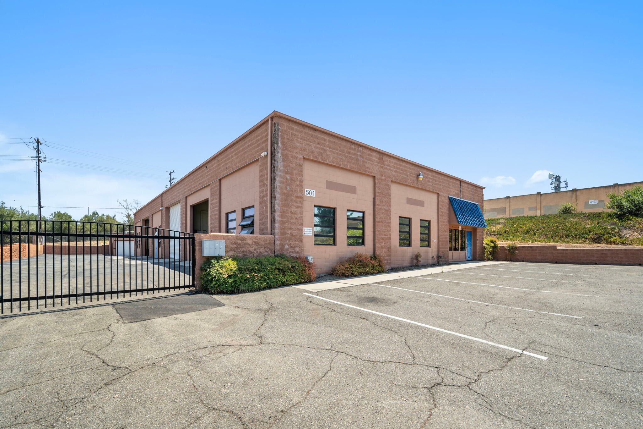 501 Industrial Way, Fallbrook, CA à vendre Photo de l’immeuble– Image 1 sur 24