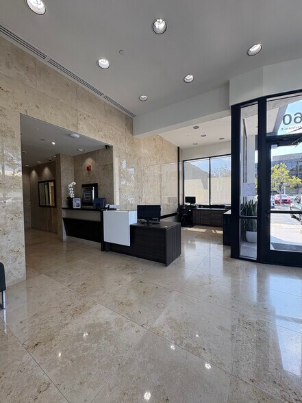 260 newport center Dr, Newport Beach, CA à louer - Photo de l’immeuble – Image 3 sur 14