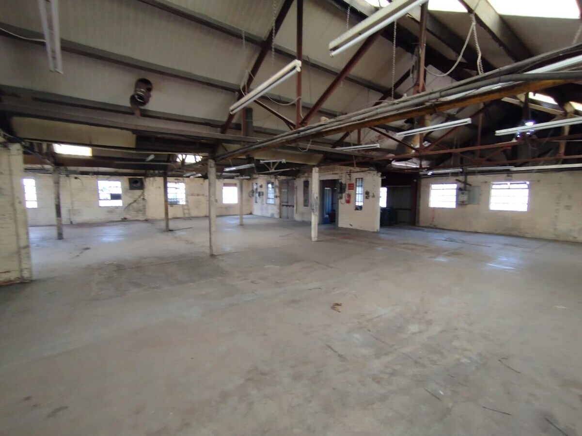 Rawreth Lane, Rayleigh, ESS SS6 9RL - Lot 1 & 5 - - Photo intérieure - Image 2 of 3