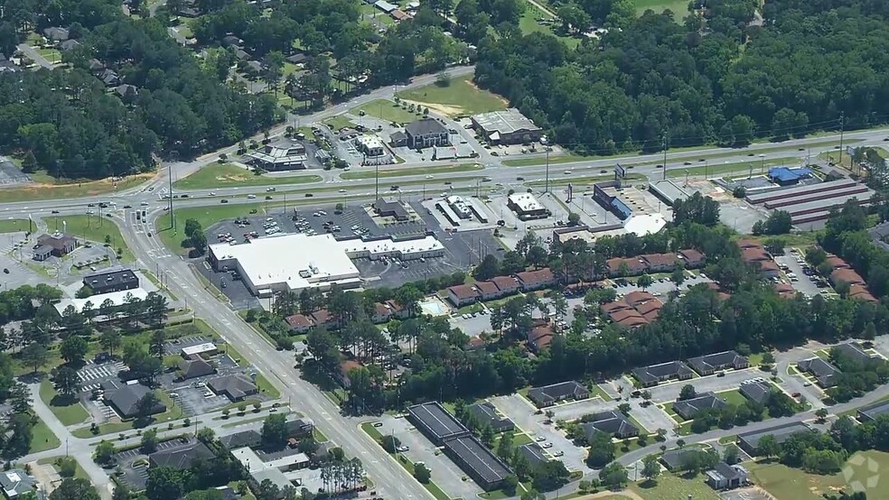 2-92 McFarland Blvd, Northport, AL à louer - Vidéo aérienne – Image 2 sur 6