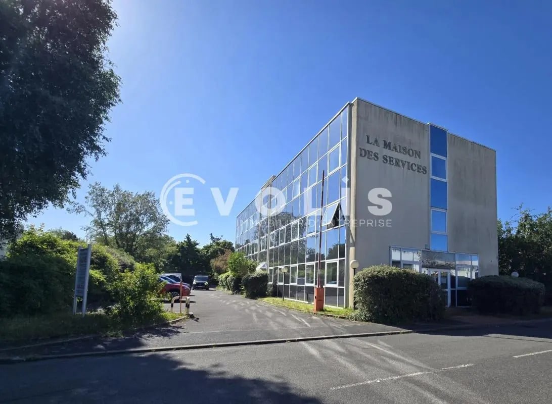 11 Avenue Des 2 Lacs, Villejust à louer Photo de l’immeuble– Image 1 sur 9