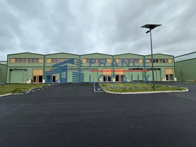 Local d’activités dans Stains à louer - Photo principale – Image 1 sur 2