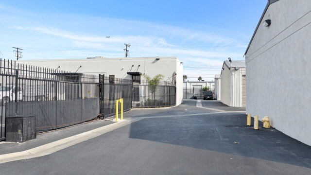 1610 E Edinger Ave, Santa Ana, CA à louer - Photo de l’immeuble – Image 2 sur 6