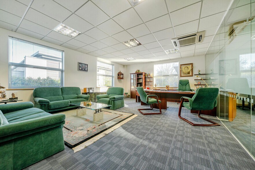 Centennial Ave, Borehamwood à vendre - Photo de l’immeuble – Image 2 sur 8