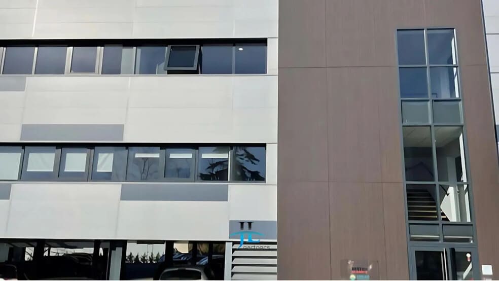 Bureau dans  à louer - Photo de l’immeuble – Image 2 sur 2