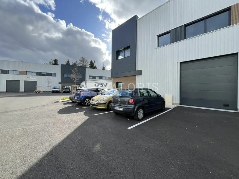 Local d'activités dans La Tour-de-Salvagny à vendre - Photo de l’immeuble – Image 2 sur 11