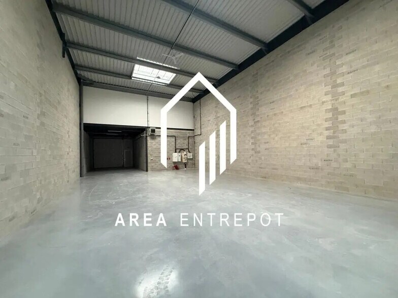 Local d'activités dans Marignane à vendre - Photo de l’immeuble – Image 2 sur 8